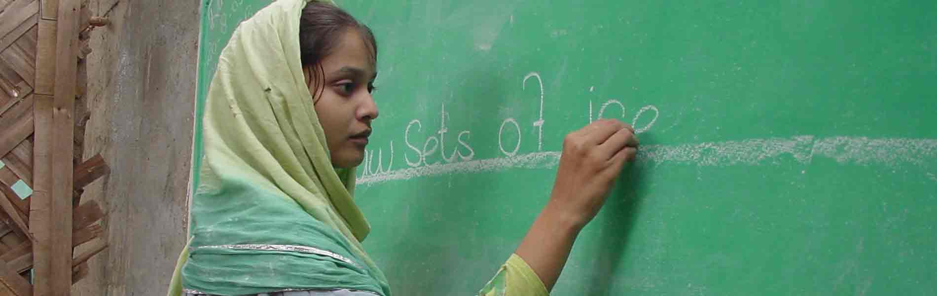 低学年の女の子の授業風（景パキスタン・スラムの中の学校にて）