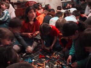 ラードゥガにて、日本から届いたレゴブロックで遊ぶ子どもの様子
