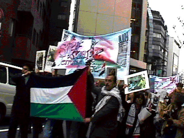 パレスチナ国旗を掲げたデモ