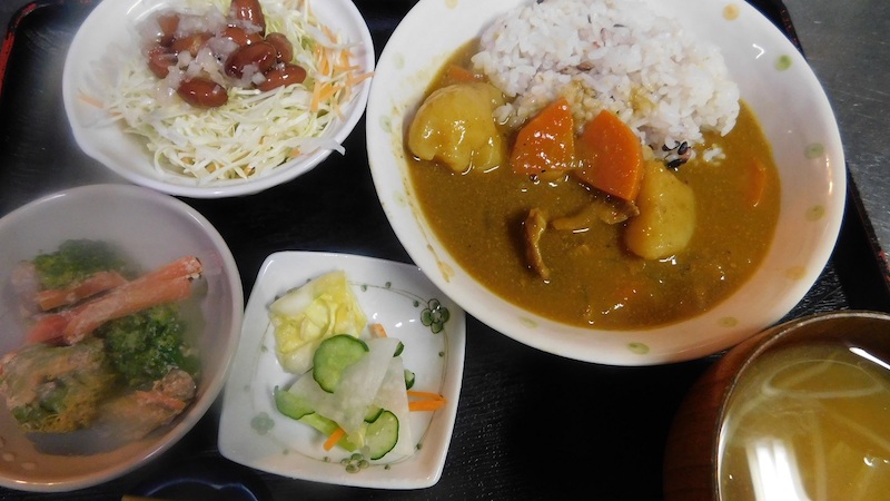 子ども食堂のカレーランチ